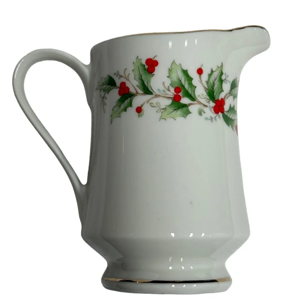 MACY'S All the Trimmings HOLLY‎ 6283 Creamer Made in China